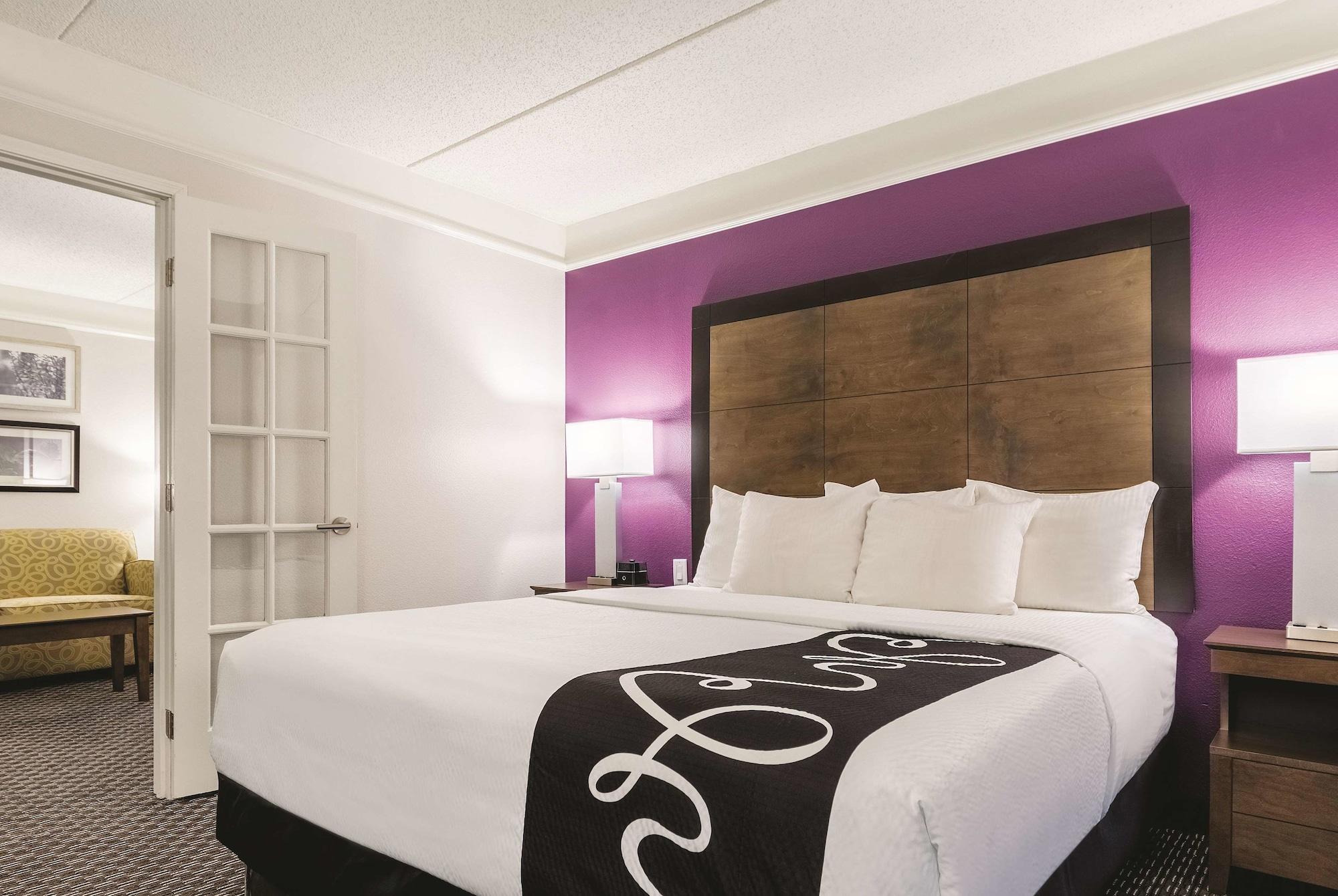 La Quinta By Wyndham Alexandria Airport Hotel Exterior photo