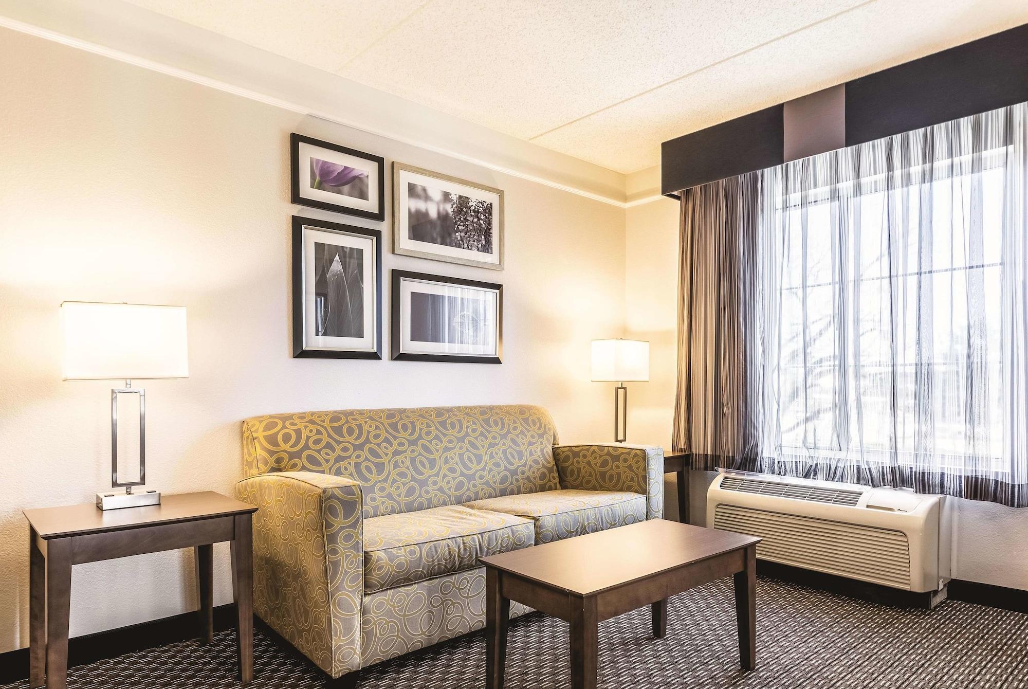La Quinta By Wyndham Alexandria Airport Hotel Exterior photo