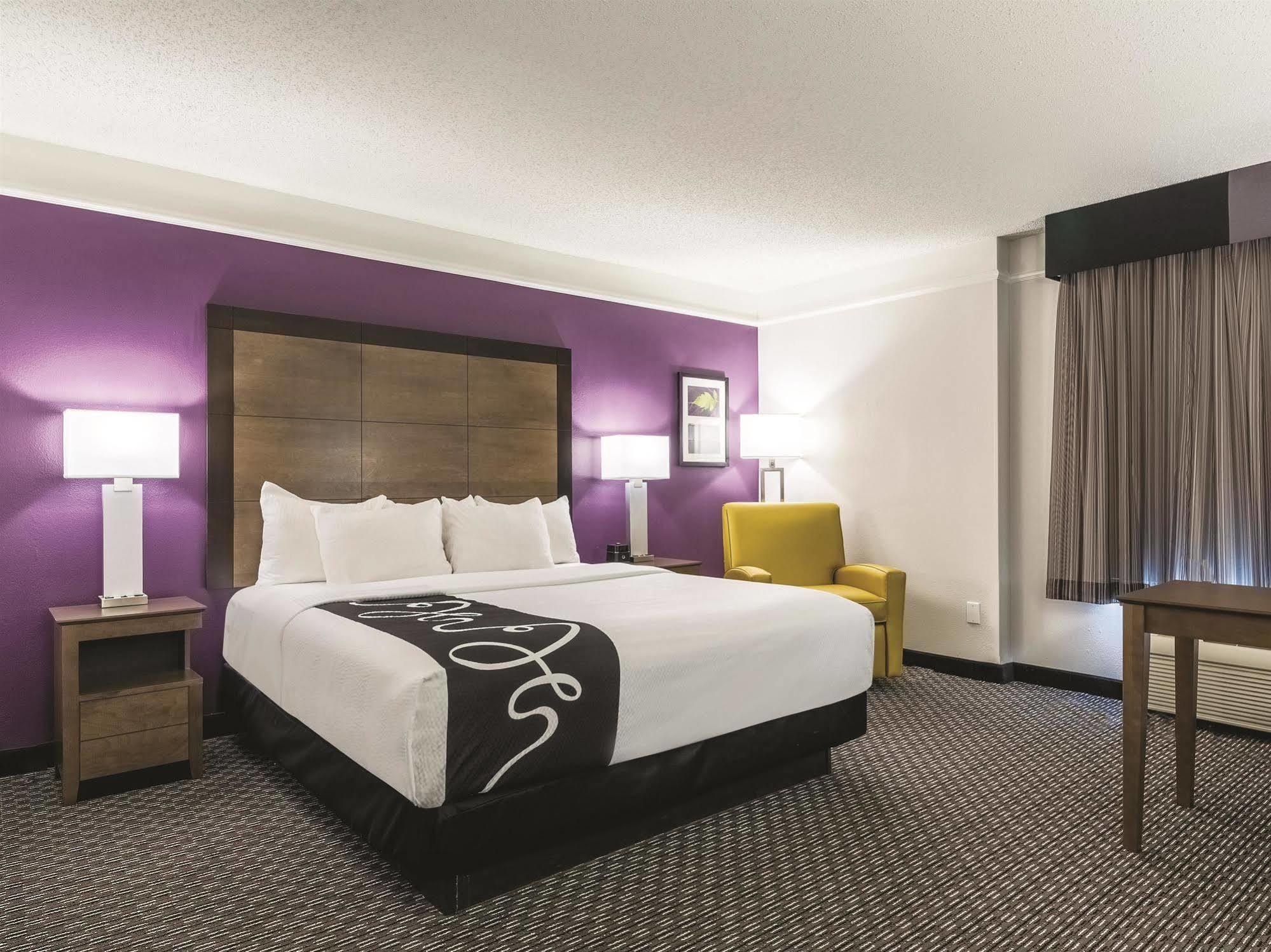 La Quinta By Wyndham Alexandria Airport Hotel Exterior photo