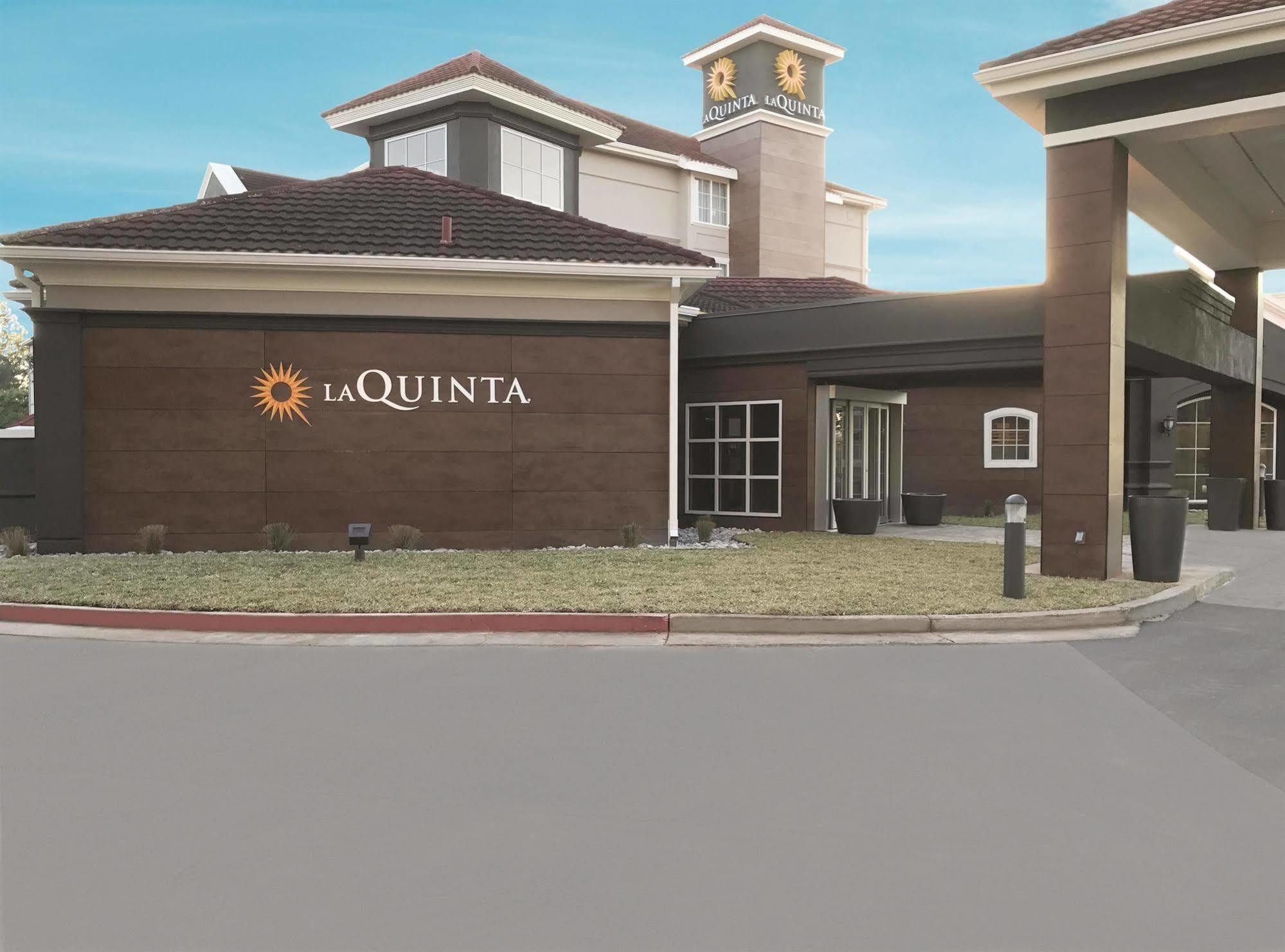 La Quinta By Wyndham Alexandria Airport Hotel Exterior photo